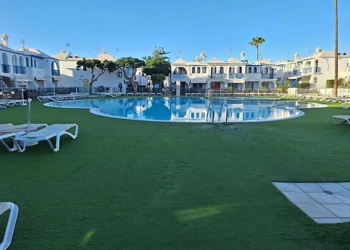 Poolfront Nyaraló